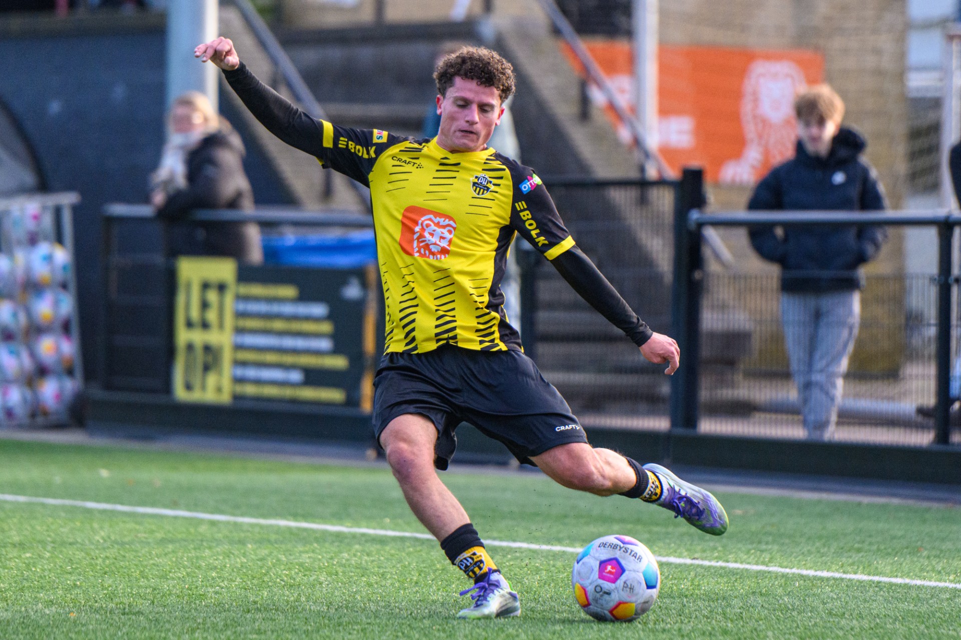 PH KRIJGT VOETBALLES VAN WILHELMINASCHOOL